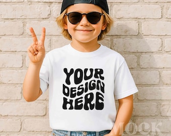 男の子用モックアップ、ホワイトコンフォートカラーズ9018ユースミッドウェイトTシャツ男の子用モックアップ、子供用ホワイトTシャツモックアップトレンディ、アウトドアサマーキッズモックアップ