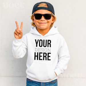 Könnte beinhalten: Ein weißer Kapuzenpullover mit dem Text "YOUR DESIGN HERE" in Schwarz. Der Kapuzenpullover hat eine Vordertasche und wird von einer Person getragen, die eine schwarze Kappe und Sonnenbrille trägt.