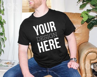 Manlig mockup, svart Gildan 5000-modell, Gildan-modellmodell, svart t-shirtmodell, livsstilsmodell, blond modell, inomhusgrönt