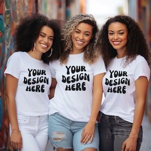 3 黒人女性グループ T シャツ モックアップ、ホワイト ベラ キャンバス 3001 グループ T シャツ モックアップ、フレンズ モックアップ、バチェロレッテ モックアップ、黒人モデルのホワイト T シャツ