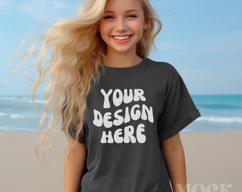 Kinder Mockup, Pepper Comfort Farben 9018 Jugend Midweight T-Shirt Mockup, Pepper Mockup, Kinder übergroßes Pepper T-Shirt Mockup Trendy Beach