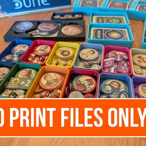 Puede incluir: Una colección de piezas y cartas del juego de mesa Dune, organizadas en contenedores de plástico de colores. La imagen incluye varias fichas, cartas y tableros de juego, con el texto "3D PRINT FILES ONLY" en una pancarta naranja brillante.