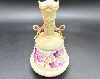 Antyczny, ręcznie malowany, dwuuchwytowy wazon salonowy z porcelany w stylu secesyjnym – fioletowo-fioletowy wzór kwiatowy, złocone wykończenie, Niemcy/Austria ok. 1900 r.