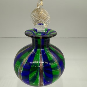 Vintage 1980er Jahre Fratelli Toso Murano Glas, gestreift Kobaltblau, Grün, Roségold, Kunst Glas Parfümflasche, hergestellt in Italien, 3,25 &quot;H x 2&quot;B.&quot;