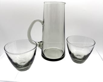 Vintage Holmegaard, kultowe duńskie szkło, zestaw barowy Elsinore Smoke Gray Glass – mały dzbanek do miksowania i 2 niskie szklanki, szkło skandynawskie