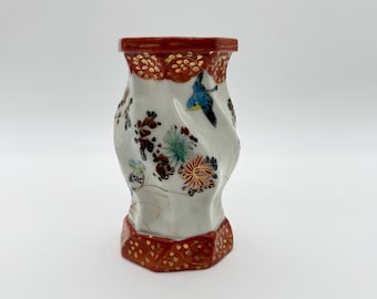 Antyczny japoński wazon porcelanowy Kutani / Imari – ośmiokątny, ręcznie malowany na czerwono i złoto z epoki Meiji Taisho