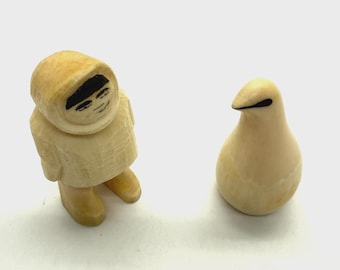 Set of 2 midcentury Norwegian Arne Tjomsland hand-carved figurines, rype / grouse bird and Eskimo / Inuit, circa 1950s, Handmade in Norway