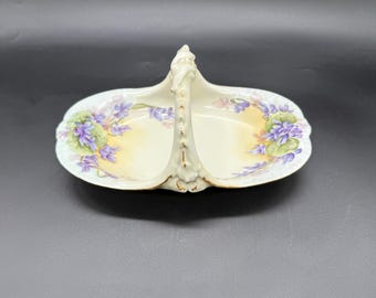Antyczna porcelanowa misa Limoges France z ok. 1900 r., malowana ręcznie – kosz czekoladek z fioletowym kwiatowym uchwytem, mały kosz do zbierania ziół ogrodowych