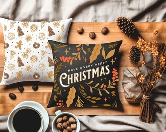 Puede incluir: Dos cojines decorativos navideños. Uno presenta un patrón de hombrecitos de jengibre, árboles y copos de nieve sobre un fondo blanco. El otro es negro con el texto "Have a Very Merry Christmas" y detalles dorados y rojos.