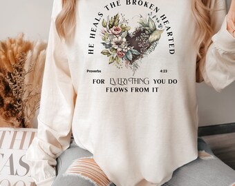 Él sana la camiseta de corazón roto Regalo de fe Camiseta cristiana Camiseta de Jesús Camisa de versículo bíblico Regalo religioso Regalo para su camiseta de mujer cristiana