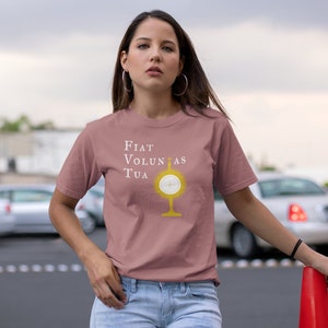 Fiat Voluntas Tua Monstrance T-Shirt Catholic Confirmation Gift for Traditional Catholic Women&#39;s tshirt Minimalist