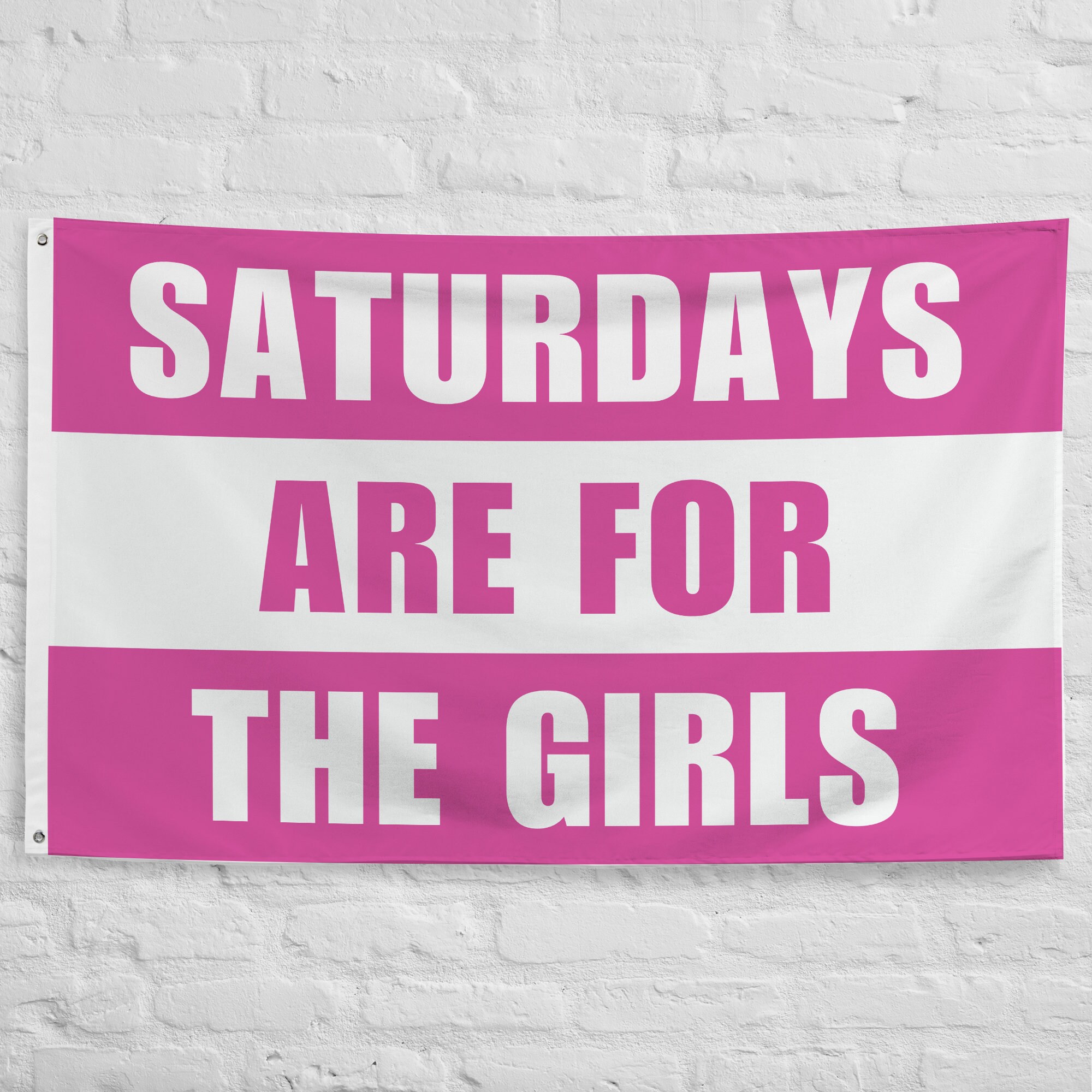 Saturdays Are For The Girls Flagge | 90x150 Cm, Aus Polyester | Für College-Party, Balkon & Deko, Mit 2 Ösen