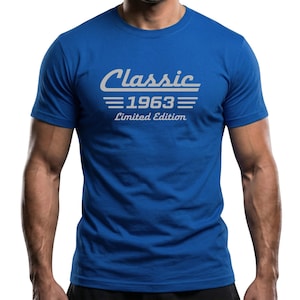 以下が含まれることがあります： ロイヤルブルーのTシャツ。白のレトロなフォントで「Classic 1963 Limited Edition」と書かれています。クルーネックと半袖です。