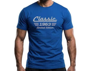 Op de afbeelding: Koningsblauw t-shirt met de tekst "Classic 1963 Limited Edition" in een witte, retro-stijl lettertype. Het shirt heeft een ronde hals en korte mouwen.