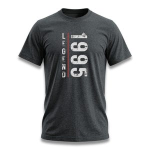 Può includere: T-shirt grigio scuro con la parola "LEGEND" in bianco, in verticale a sinistra, e il numero "1995" a destra. Il testo ha un effetto invecchiato con una linea verticale rossa.
