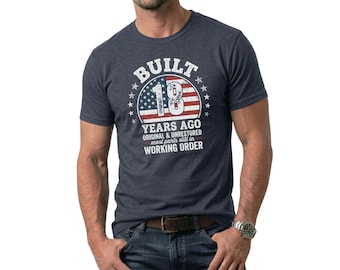 Camiseta de aniversário de 18 anos, fabricada há 18 anos, camiseta unissex engraçada de algodão com estampa de carro clássico.