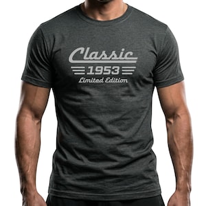 Puede incluir: Camiseta gris oscuro con el texto blanco "Classic 1953 Limited Edition". La camiseta tiene cuello redondo y mangas cortas. El diseño está centrado en el pecho.