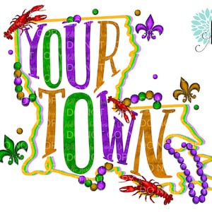 Puede incluir: Un diseño gráfico dorado y morado del estado de Luisiana con las palabras "Your Town" en una fuente dorada y verde. El diseño está decorado con cuentas moradas, flores de lis y cangrejos rojos.