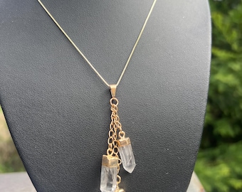 Hänge i klar kvarts i guld, Halsband i klar kvartspunkt, Halsband i äkta guldkristall, Guldkedja med hänge i klar kvarts, Läkande kristaller