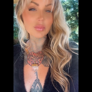 Collar con colgante grande de cuarzo transparente con punta de flecha y remate dorado, cadena de plata, cristal de cuarzo brasileño genuino, cristal curativo.