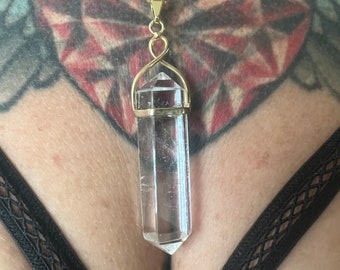 Hänge i klar kvarts i guld, Halsband i klar kvartspunkt, Halsband i äkta guldkristall, Guldkedja med hänge i klar kvarts, Läkande kristaller