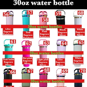 Op de afbeelding: Een verzameling van 30oz (887ml) waterflessen in diverse kleuren, waaronder lila, turquoise, roze, zwart en wit. Elke fles heeft een handvat en een schroefdop. De tekst "30oz water bottle" staat bovenaan.
