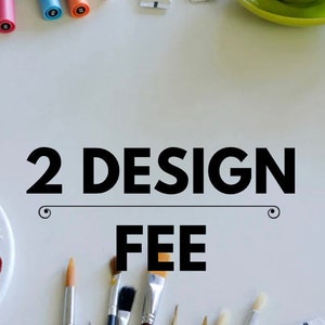 Può includere: Una superficie bianca con materiali artistici, tra cui pennelli, vernice, pennarelli e matite colorate. Il testo "2 DESIGN FEE" è scritto in lettere nere sulla superficie.