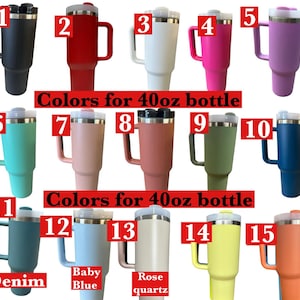 Op de afbeelding: Een verzameling van vijftien ge&iuml;soleerde 40oz-bekers in verschillende kleuren, waaronder zwart, rood, wit, roze, paars, turquoise, perzik, terracotta, olijfgroen, marineblauw, denim, babyblauw, rozenkwarts, geel en oranje. Elke beker heeft een handvat en een deksel.