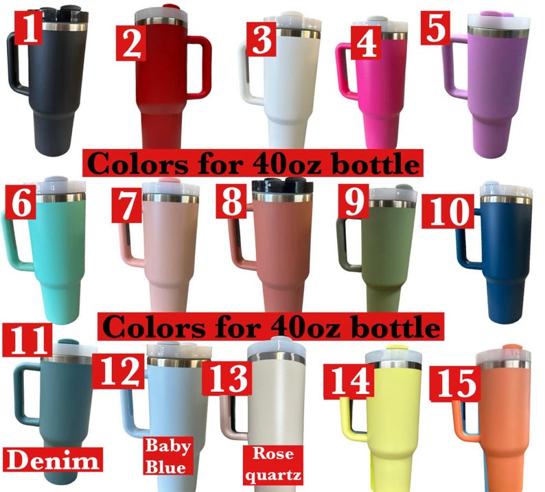 Op de afbeelding: Een verzameling van vijftien ge&iuml;soleerde 40oz-bekers in verschillende kleuren, waaronder zwart, rood, wit, roze, paars, turquoise, perzik, terracotta, olijfgroen, marineblauw, denim, babyblauw, rozenkwarts, geel en oranje. Elke beker heeft een handvat en een deksel.