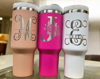 Bicchiere monogramma/Tazza personalizzata/Tazza regalo/Tazza personalizzata/Bottiglia d'acqua personalizzata/Tazza in acciaio inossidabile da 40 once/Nuova bottiglia d'acqua/Tazza con nome