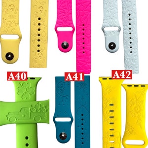Pu&ograve; includere: Sei diversi cinturini per Apple Watch con vari disegni in rilievo. I cinturini sono di colore giallo, rosa, bianco, verde, blu e giallo. I cinturini sono etichettati come A37, A38, A39, A40, A41 e A42.
