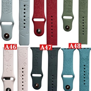 Pu&ograve; includere: Set di 6 cinturini diversi per Apple Watch con vari design. I cinturini sono realizzati in silicone e presentano una variet&agrave; di colori e motivi, tra cui grigio, rosso, verde, rosa, blu e grigio scuro. I cinturini sono tutti dello stesso stile e hanno un design simile.