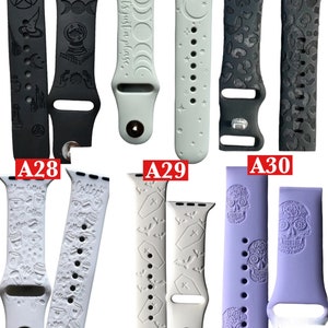 Pu&ograve; includere: Set di dieci cinturini diversi per Apple Watch con vari design. I cinturini sono realizzati in silicone e presentano una variet&agrave; di colori e motivi, tra cui nero, bianco, grigio, viola e verde. I design includono teschi, pipistrelli, lune, stelle e tazze da caff&egrave;.