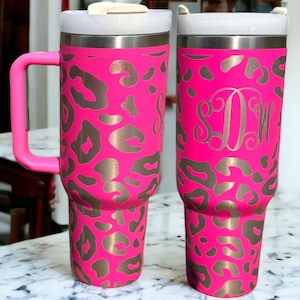 Gepardmugg|Leopardmugg|Monogram 113 cl tumbler|113 cl mugg med handtag och sugrör|113 cl mugg med monogram|113 cl leopardmugg