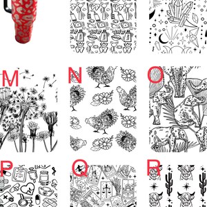 Puede incluir: Un vaso rojo de acero inoxidable con asa y tapa negras. El vaso presenta un dise&ntilde;o de estampado de leopardo plateado. El vaso est&aacute; dise&ntilde;ado para mantener las bebidas fr&iacute;as o calientes.