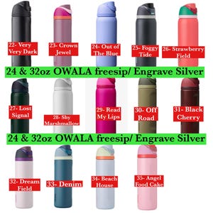 Pode incluir: Uma cole&ccedil;&atilde;o de catorze garrafas de &aacute;gua Owala FreeSip em v&aacute;rias cores, numeradas de 22 a 35 com nomes como Very Very Dark, Crown Jewel e Angel Food Cake. O texto 24 & 32oz OWALA freesip/ Engrave Silver aparece duas vezes em verde.