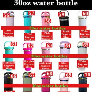 Puede incluir: Una colecci&oacute;n de botellas de agua de 30 oz (887 ml) en varios colores, incluyendo lila, turquesa, rosa, negro y blanco. Cada botella tiene un asa y una tapa de rosca. El texto "30oz water bottle" se muestra en la parte superior.