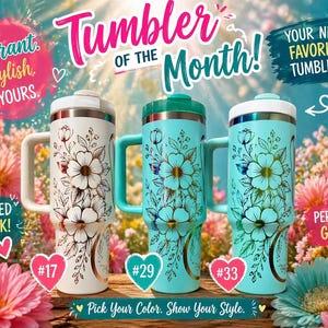 Op de afbeelding: Drie met bloemen versierde bekers met handvatten worden gepresenteerd tegen een bloemenachtergrond. De bekers zijn wit, blauwgroen en blauwgroen met gouden accenten. Tekst bevat "Tumbler of the Month!" en "Pick Your Color. Show Your Style."