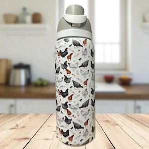 Puede incluir: Una botella de agua blanca y gris con un estampado de gallinas en varios colores, incluyendo negro, marrón y gris. La botella tiene una tapa gris y una base blanca. El diseño incluye plumas y huevos.