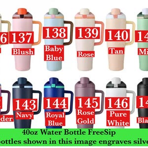 Puede incluir: Colecci&oacute;n de botellas de agua FreeSip de 40 oz (aproximadamente 1,18L) en crema, rosa, azul beb&eacute;, rosa, beige, menta, lavanda, azul marino, azul real, oro rosa, blanco puro y negro. Cada botella tiene un asa y grabado plateado.