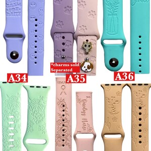 Pu&ograve; includere: Assortimento di sei cinturini per orologio in silicone colorati con vari disegni in rilievo, tra cui impronte di zampe, fiori e una giraffa. I cinturini sono etichettati da A31 a A36.