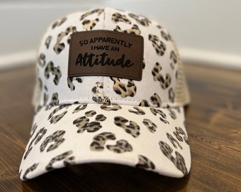 Haltung Hut|Geschenk für sie|Frauen Geschenk|Anscheinend habe ich eine Einstellung Damen Pferdeschwanz Hut|Geschenk für sie|Lederpatch Hut|Cheetah Print Hut