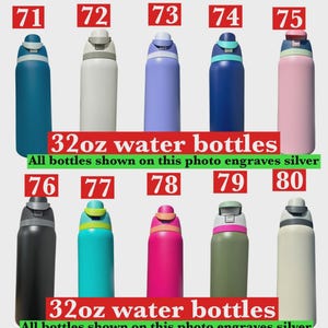 Puede incluir: Una colecci&oacute;n de diez botellas de agua de 946 ml en varios colores, incluyendo azul, blanco, morado, azul marino y rosa. Cada botella tiene una tapa a juego y se muestra sobre un fondo claro. El texto indica que todas las botellas graban en plata.