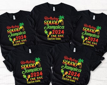 Może przedstawiać: Cztery czarne koszulki z nadrukiem przedstawiającym palmy, marakasy i tekst "Birthday Squad Jamaica 2024 One Love Custom Name".