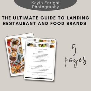Könnte beinhalten: Zwei digitale Tablets zeigen einen Leitfaden mit dem Titel "THE ULTIMATE GUIDE TO LANDING RESTAURANT AND FOOD BRANDS" von Kayla Enright Photography. Der Leitfaden ist 5 Seiten lang und zeigt Food-Fotografie. Ein Tablet zeigt Essensbilder, das andere zeigt Preise.