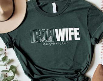 Descarga de archivos SVG y PNG de Iron Wife / Diseño de animadora de Haul Gear / SVG de camiseta para esposa de triatlón / Archivo de corte Cricut para equipo de apoyo del día de la carrera