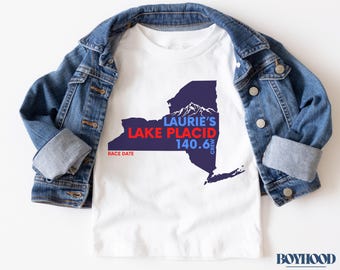 Camiseta del Triatlón de Lake Placid / Camiseta personalizada para la carrera de 140.6 millas / Ropa personalizada con el nombre del triatleta y la fecha de la carrera / Equipo de apoyo familiar a juego