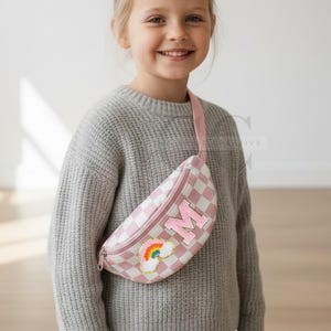 Sac banane personnalisé pour enfants avec écusson chenille : nom personnalisé pour fille à carreaux rose, cadeau pour enfant