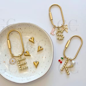 Gold-Anfangsschlüsselbund Buchstabe-Charme-Goldschlüsselkette Ästhetische Tasche Zubehör Personalisierte Schlüsselbund Anfangsschlüsselring-Brautjungfern-Geschenk-Hochzeit