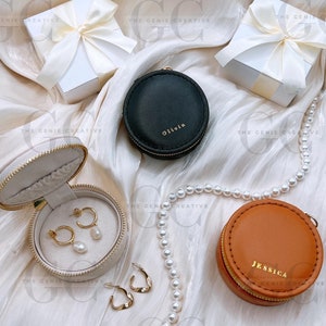 Portagioielli in pelle personalizzato, portagioielli rotondo, portagioielli da viaggio personalizzato, idea regalo per damigella d'onore, scatola portagioielli di Natale